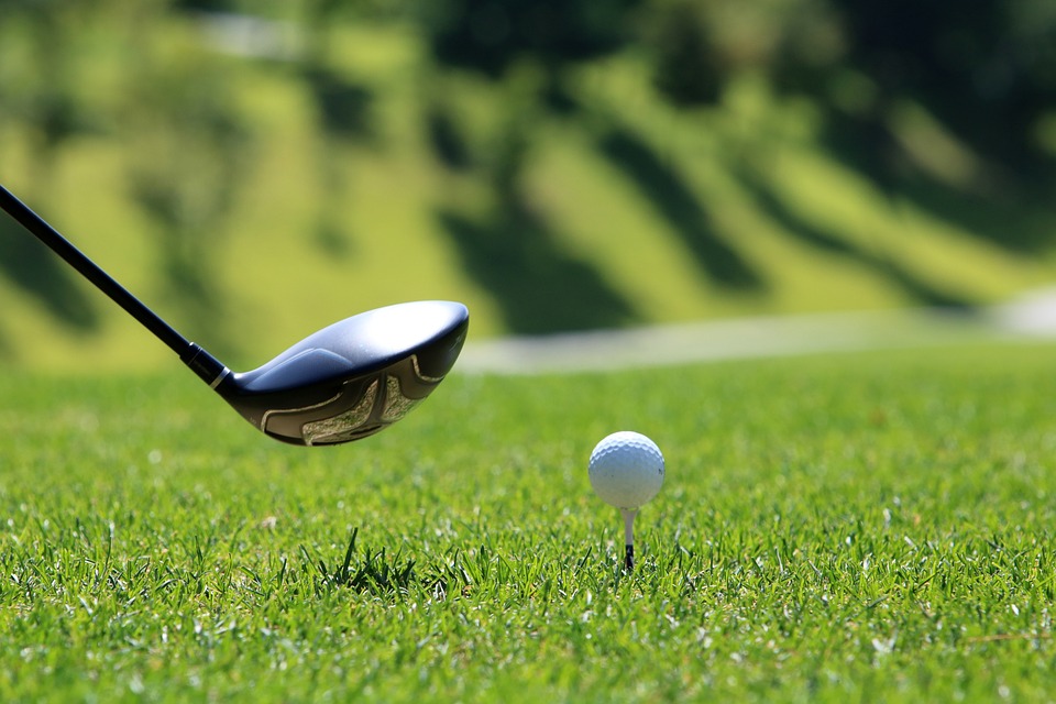 Närbild på en klubba som ska slå en golfboll