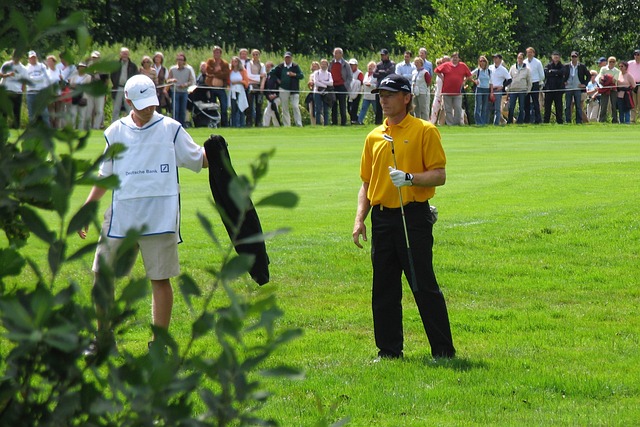 man spelar golf